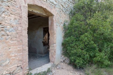 Ormanın İspanya ortasında terk edilmiş bir evde