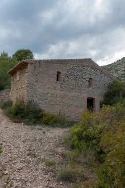 Ormanın İspanya ortasında terk edilmiş bir evde