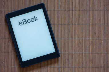 Siyah bir e-okuyucu ile beyaz ekran ve metin ebook