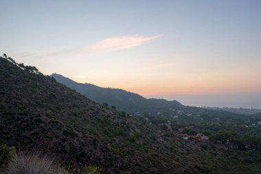 Çölde şafak, İspanya avuç