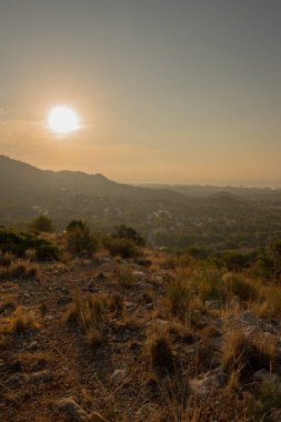 Çölde şafak, İspanya avuç