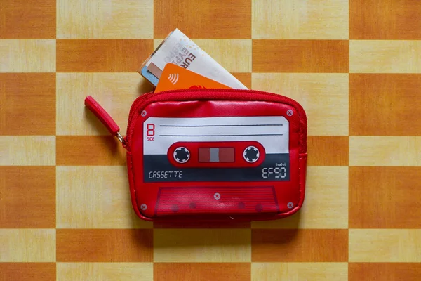 Bolsa Forma Cassete Cima Uma Mesa Com Quadrados Laranja — Fotografia de Stock