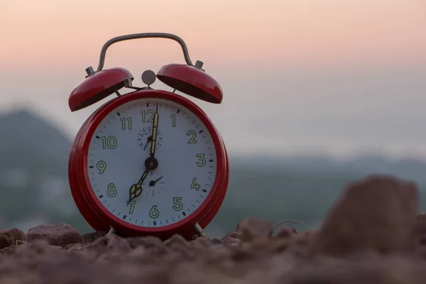 Ein Roter Wecker Bei Sonnenaufgang Auf Dem Berg — Stockfoto