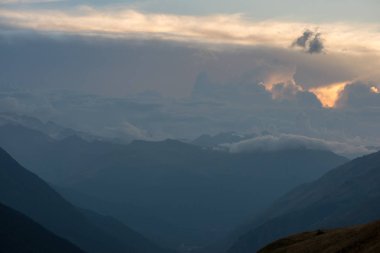 Valle de Aran dağlarında bulutlu gün batımı