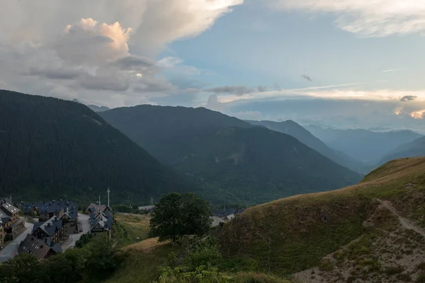 Egy Hegyi Falu Naplemente Valle Aran Spanyolország Városában — Stock Fotó