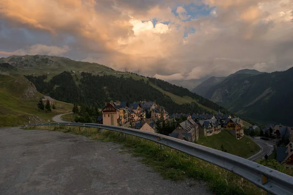 Häuser Einem Bergdorf Bei Sonnenuntergang Valle Aran Spanien — Stockfoto