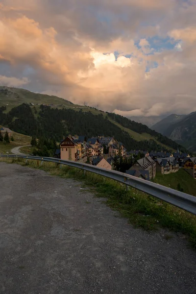 Häuser Einem Bergdorf Bei Sonnenuntergang Valle Aran Spanien — Stockfoto