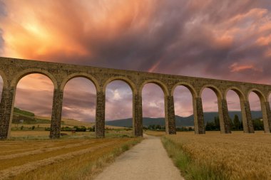 Navarra su kemeri altın batımında, İspanya