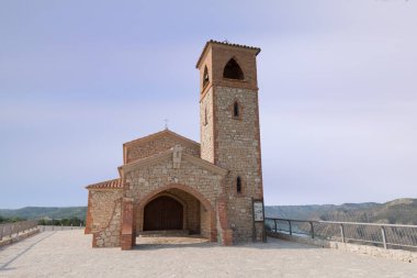 Hermitage Aragon'deki / daki mavi gökyüzü altında