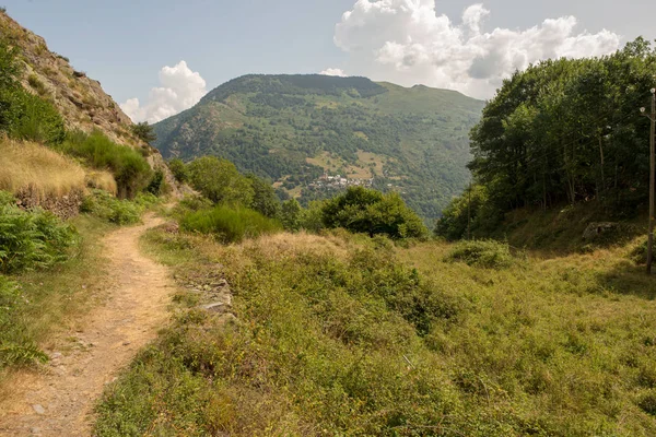 アラン スペインの谷の山を通る道路 — ストック写真