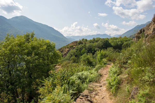 アラン スペインの谷の山を通る道路 — ストック写真