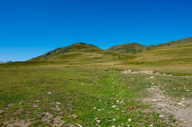 Montgarri dağlarında mavi gökyüzü, aran, İspanya Vadisi altında