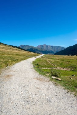 Montgarri dağlarında mavi gökyüzü, aran, İspanya Vadisi altında