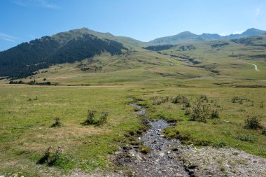Montgarri dağlarında mavi gökyüzü, aran, İspanya Vadisi altında
