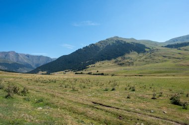 Montgarri dağlarında mavi gökyüzü, aran, İspanya Vadisi altında
