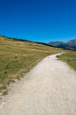Montgarri dağlarında mavi gökyüzü, aran, İspanya Vadisi altında