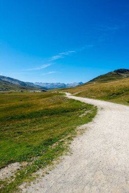 Montgarri dağlarında mavi gökyüzü, aran, İspanya Vadisi altında