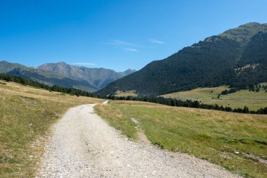 Montgarri dağlarında mavi gökyüzü, aran, İspanya Vadisi altında
