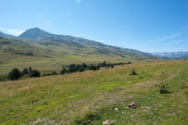 Montgarri dağlarında mavi gökyüzü, aran, İspanya Vadisi altında