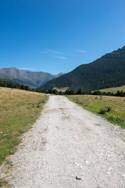 Montgarri dağlarında mavi gökyüzü, aran, İspanya Vadisi altında