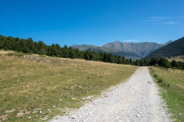 Montgarri dağlarında mavi gökyüzü, aran, İspanya Vadisi altında