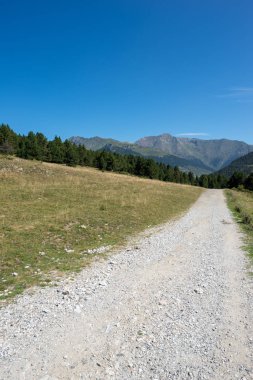 Montgarri dağlarında mavi gökyüzü, aran, İspanya Vadisi altında