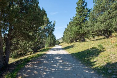 Montgarri dağlarında mavi gökyüzü, aran, İspanya Vadisi altında