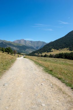 Montgarri dağlarında mavi gökyüzü, aran, İspanya Vadisi altında