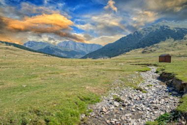 Dağlar aran vadinin sırasında gündoğumu, Lleida, İspanya