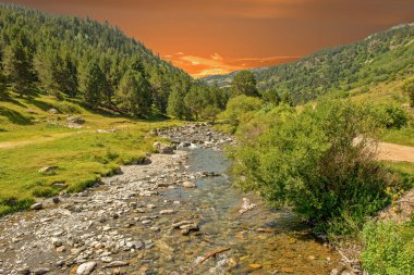 Dağlar aran vadinin sırasında gündoğumu, Lleida, İspanya