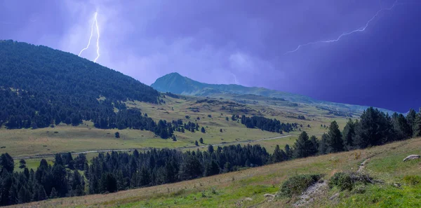 アランの谷 スペインの山の中で電気の嵐 — ストック写真