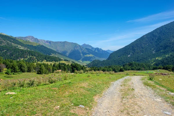 Die Berge Des Tals Von Aran Unter Blauem Himmel Lleida — Stockfoto