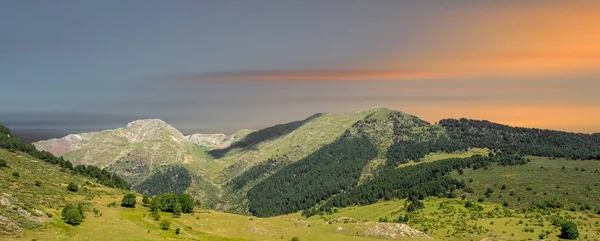 Βουνά Στην Κοιλάδα Aran Κατά Την Ανατολή Του Ηλίου Γέιδα — Φωτογραφία Αρχείου