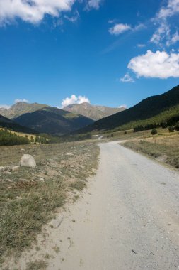 Montgarri Aran vadisi dağlarında yaz, İspanya için yol
