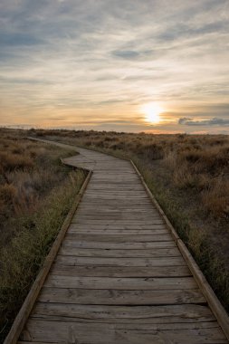 Gün batımında, İspanya daimiel kurulları tarafından ahşap yürüyüş