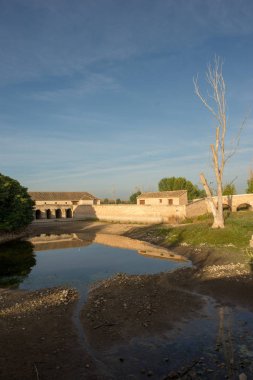 Daimiel, İspanya tabloların yanındaki Guadiana Nehri