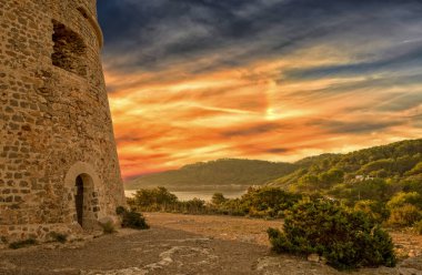 Ortaçağ Kulesi, Sal Rossa adlı gündoğumu Ibiza, İspanya