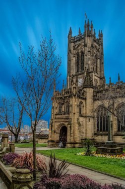 Manchester cathedral civarındaki gün batımında, İngiltere'de uzun pozlama