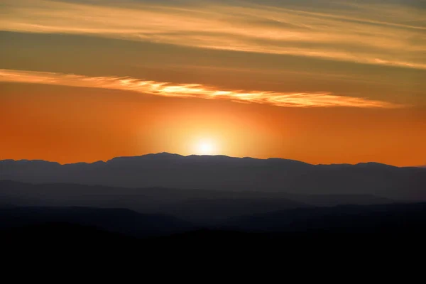 スペイン 山のシルエットの背後にある美しい夕日 — ストック写真