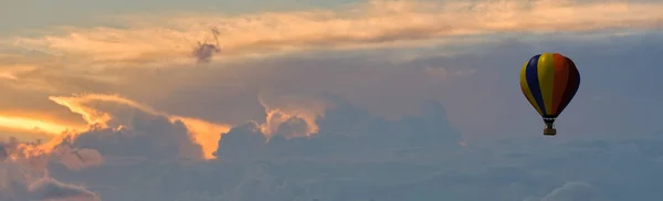 Balão Aerostático Entre Nuvens Pôr Sol Espanha — Fotografia de Stock