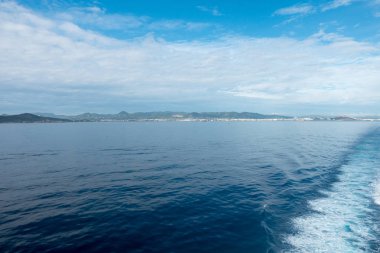 Bir tekne Ibiza Adası yanındaki izinde