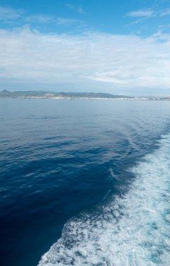 Bir tekne Ibiza Adası yanındaki izinde