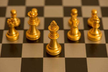 Ahşap bir masa üzerine meditasyon bir Buda figürü