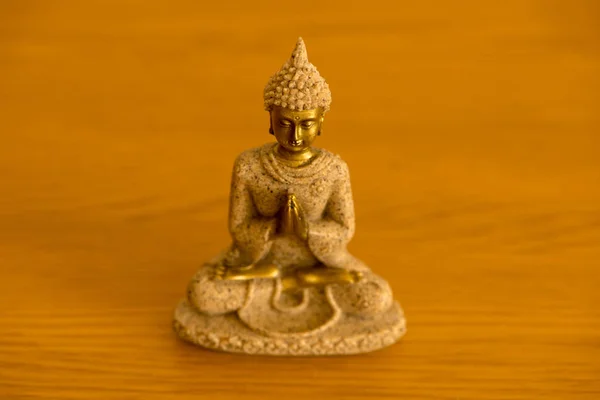 Figura Buda Meditando Cima Uma Mesa Madeira — Fotografia de Stock