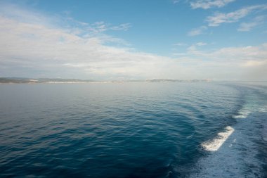 Bir tekne İspanya ibiza Adası yanındaki izinde