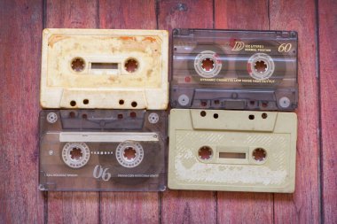 Eski kasetlerden ahşap kahverengi masa üzerinde