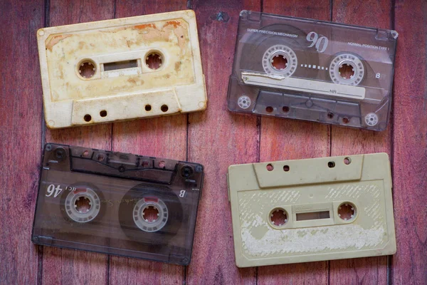 Oude Cassettebandjes Bruin Houten Tafel — Stockfoto