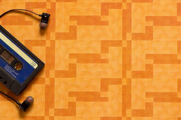 Kaseta Magnetofonowa Słuchawkami Tle Kolor Pomarańczowy — Zdjęcie stockowe