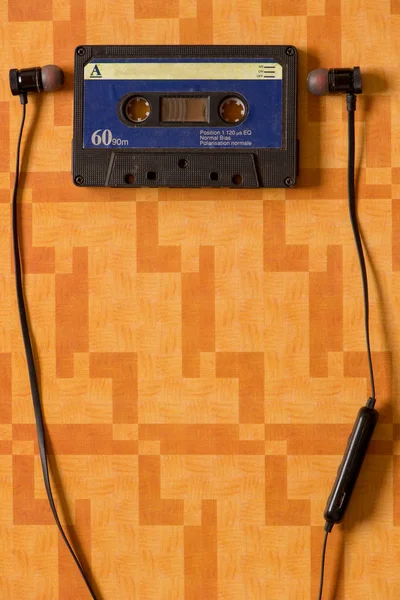 Una Cinta Cassette Con Auriculares Sobre Fondo Color Naranja — Foto de Stock