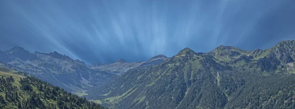 Die Berge Der Pyrenäen Bei Blauem Sonnenuntergang — Stockfoto